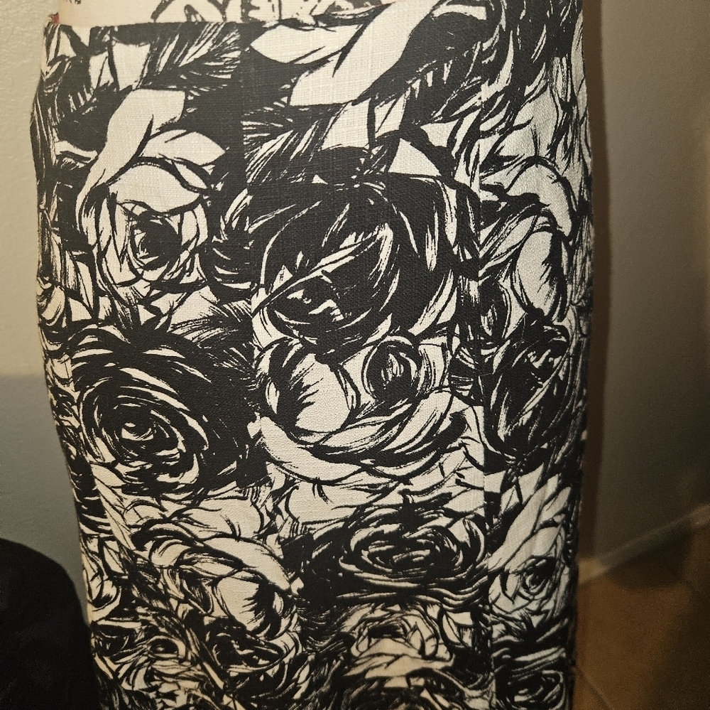 Ruth Womans Black and White Floral A-Line Skirt Size 2 - Picture 6 of 8